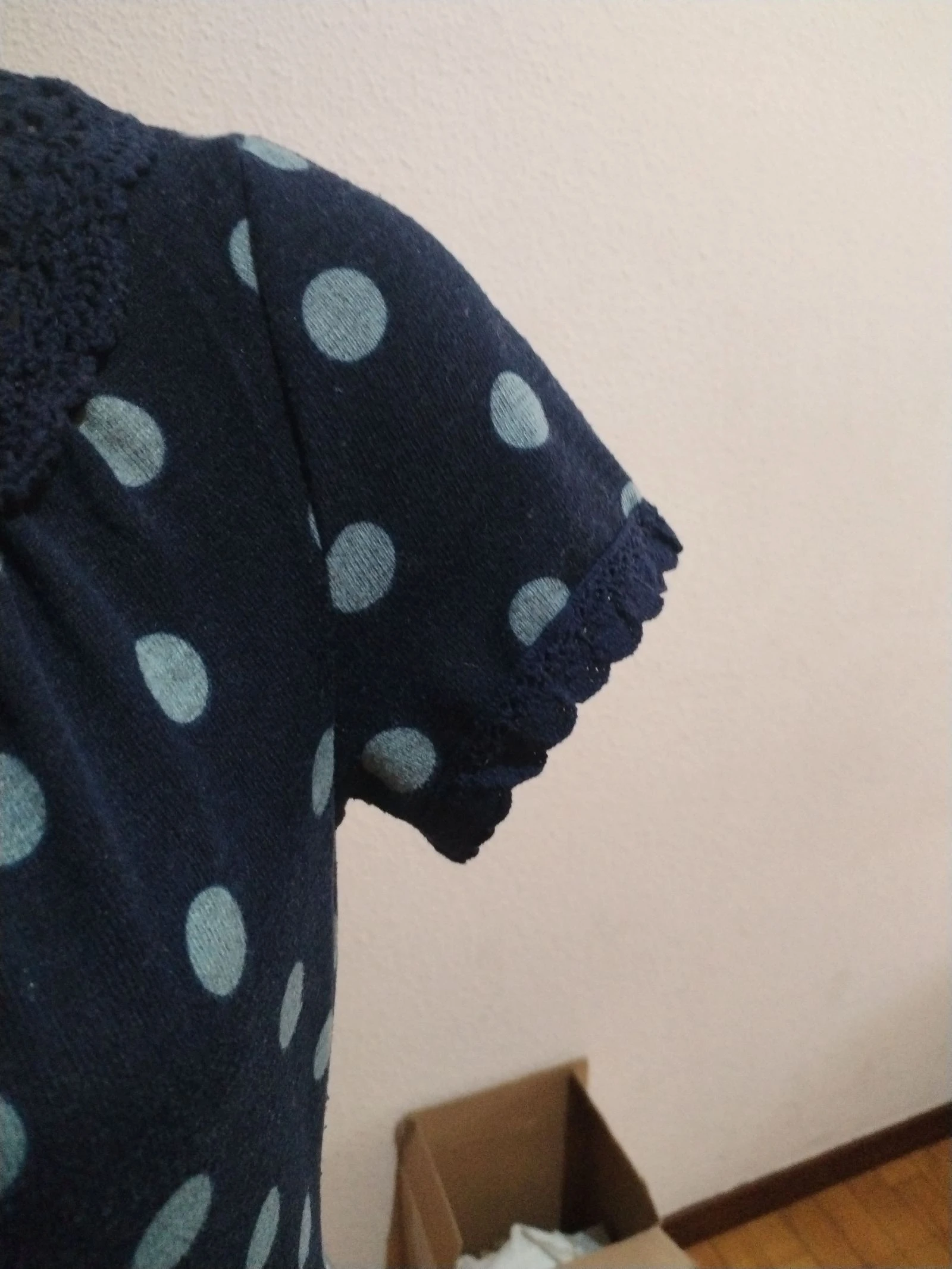 Zomerjurk met twee kleuren marineblauw en grijs met stippen en bloemen – photo 3